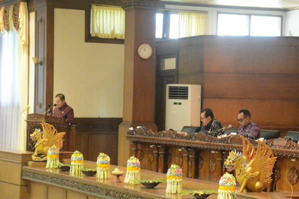 podiumnews.com-Fraksi-fraksi DPRD Bali Sampaikan PU Dua Raperda Baru